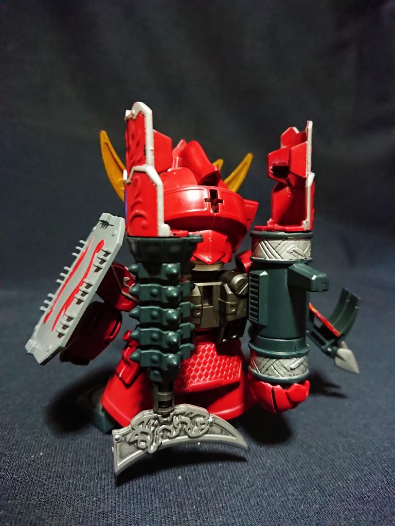 重火器を大量に搭載したレオパルドDですが、武器数は控えめです。
ツインビームシリンダーは双棍に。
右肩の2連装ビームキャノンは連孥に。
左肩の11連ミサイルポッドは大盾として再現しました。
双棍は背部に懸架できます。