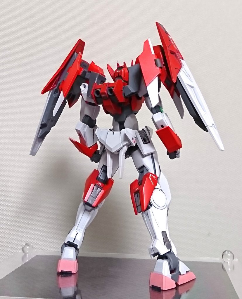 各部の形状は、海老川氏の設定画を基準にメタルビルドやメタルロボット魂のダブルオーなんかを参考にしています。
エースユニットのバインダーはより目立つようにGNドライブ基部へと移しました。