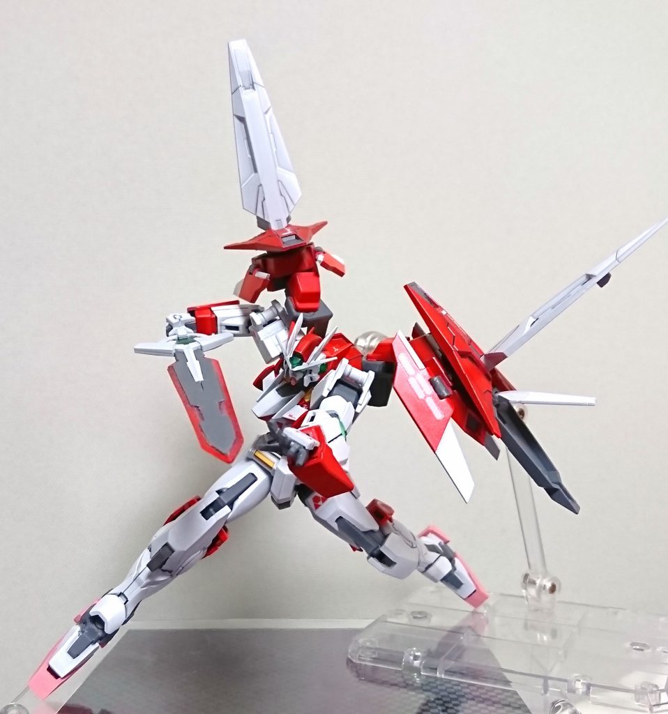 主武装にリボーンズガンダムのビームライフルを加えています。
単純な差別化ですね