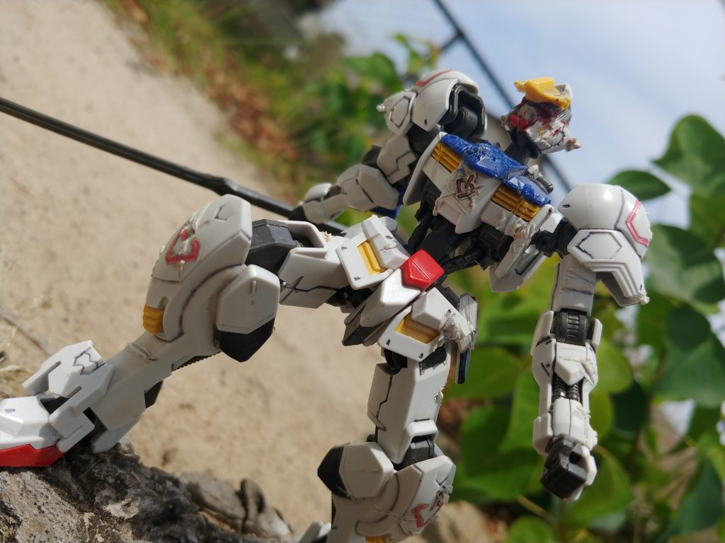 滅多切りにしすぎると可動域に影響が出ると考え、表面の装甲のみ手を加えました