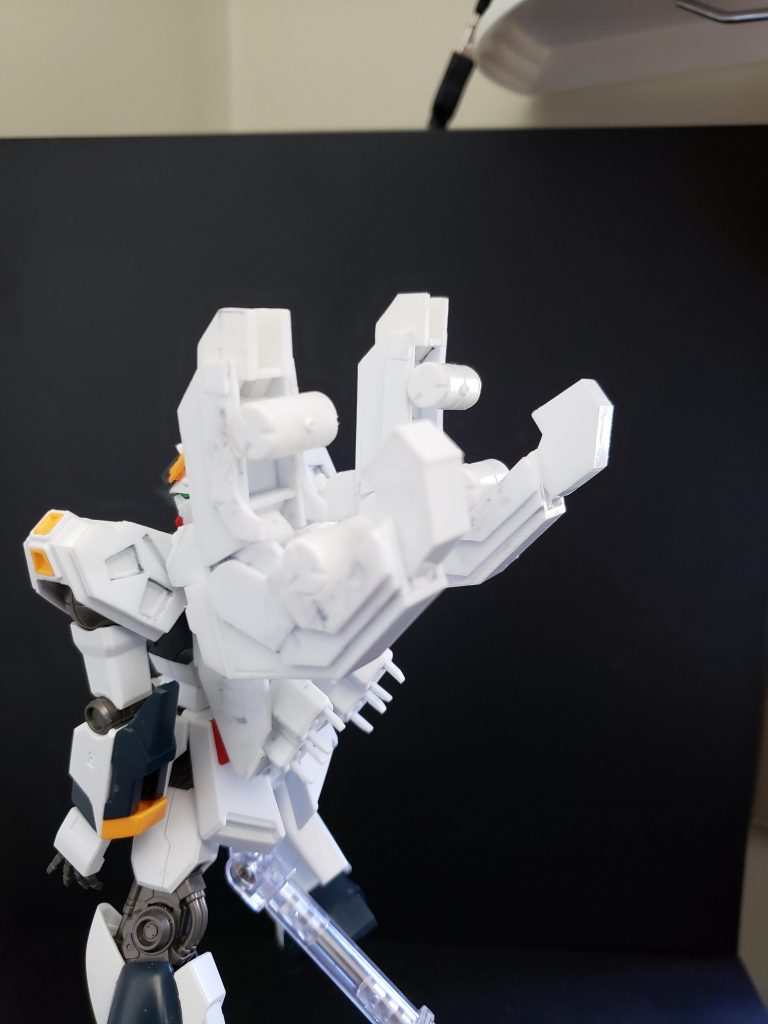 肩はプラ板の積層、バックパックとインコムユニットは箱組の要領で作りました。稼働部は丸棒ジョイント等全て自作しています。