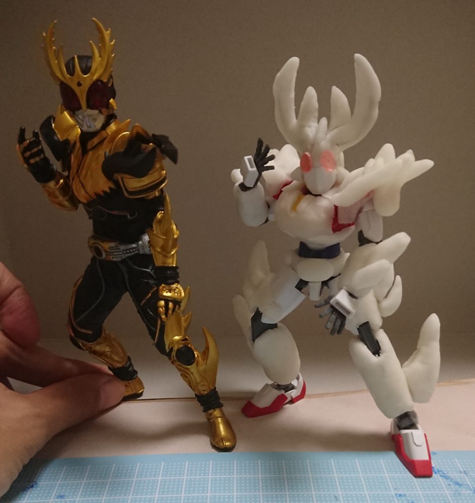 目は、レジンを使いました。
最初は、プラ板で口元を、
角は、針金を入れ、そこを樹脂粘土で被いましたが、納得がいかず、作り直し。