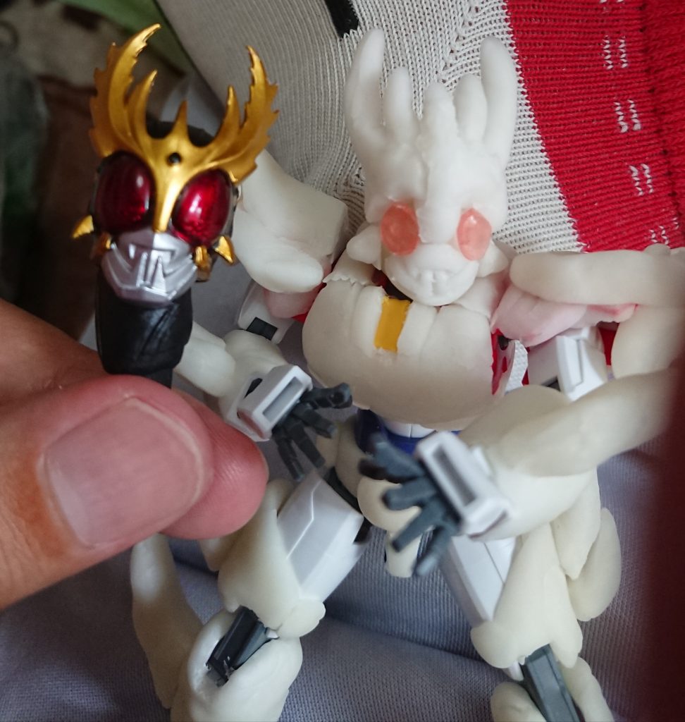 口元と角も樹脂粘土で作り直したのが、こちらです。↑
ですが、やっぱり角が気に入らず、何度か作り直して、最終的にプラ板で作りました。