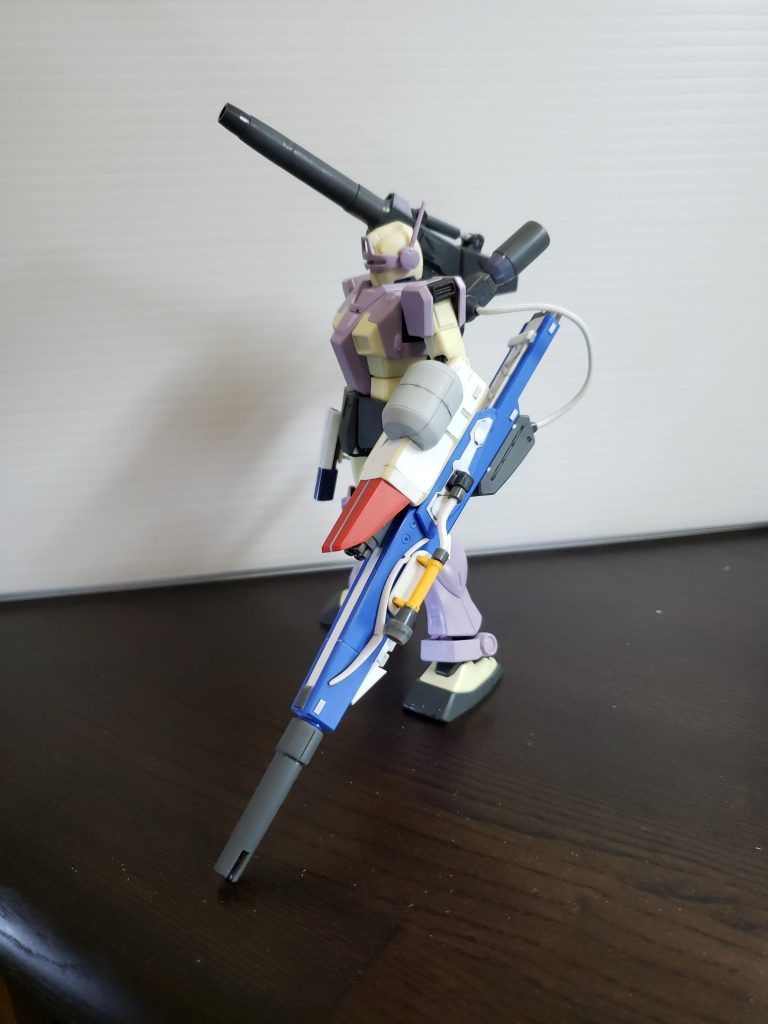 赤いパーツからチラッと見えるのはガトリングガンです