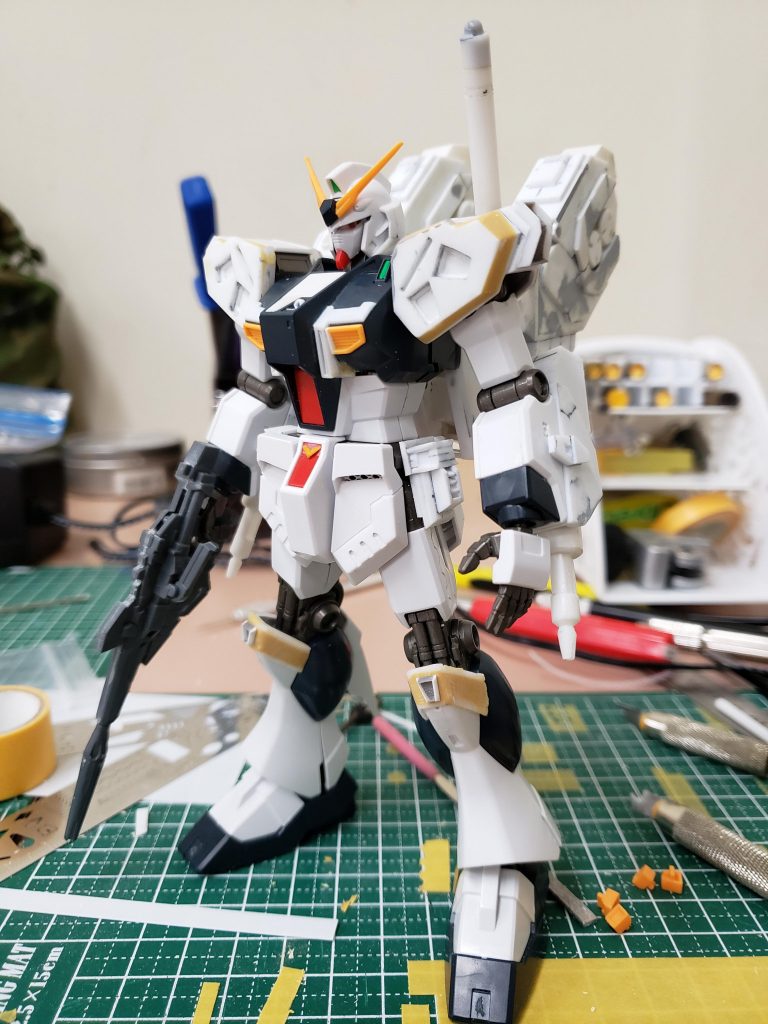 塗装前、一見ただのニュー
肩と膝のスラスターは市販品とプラ板の組み合わせで整形しました。