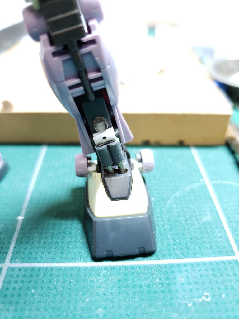 足首のシリンダーは100均のアクセサリーパーツと、ボールデンアームズ付属のボールジョイントの軸を加工しています