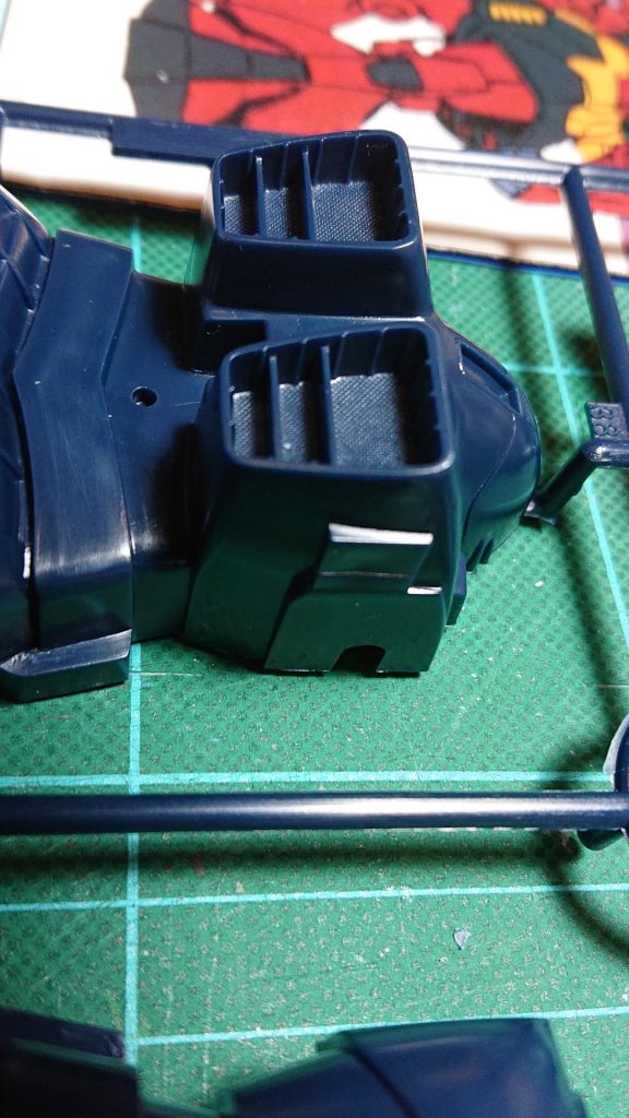 上手く切り出せず、スラスターの排気部のみ流用として、残りはプラ板とパテ盛りで造形しました。
独自解釈による、プロペラントタンクを増設し、稼働時間の増量をイメージしました。