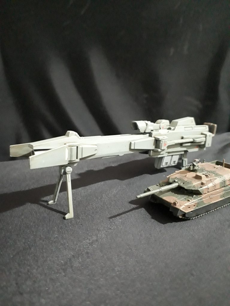 同スケールの10式戦車と並べると、ライフルもデカイ。