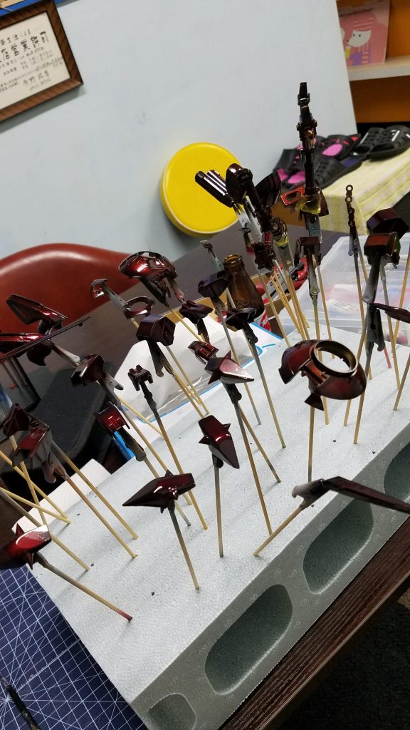 塗装風景
黒サフ
ブリリアントゴールド
ディープクリアレッド
ガンメタリック
クリア
の順番で吹いてます