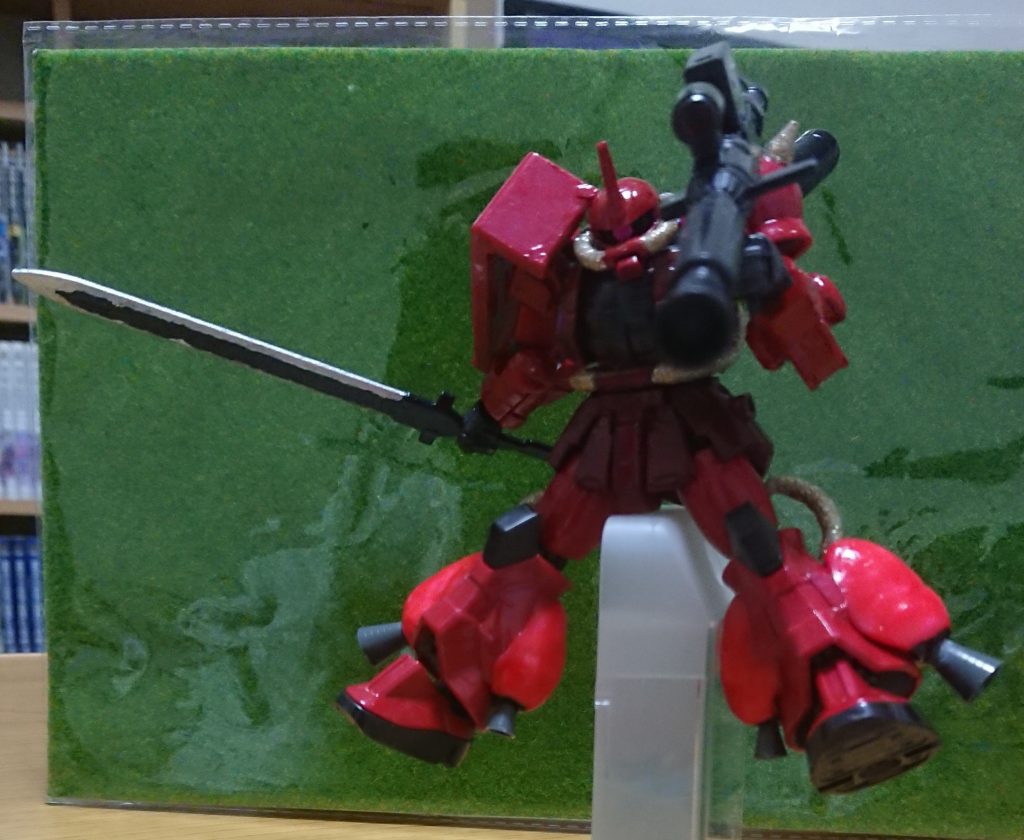 バズーカは、Gフレームのザク・バズーカを切断して、同じくGフレームのザクⅡに付いているミサイルポットを切断、後はミサイルポットをバズーカの間に接着し、プラ板で補正しただけで、オリジン版のザク・バズーカ風になりました。
一番気に入っています。(⌒‐⌒)