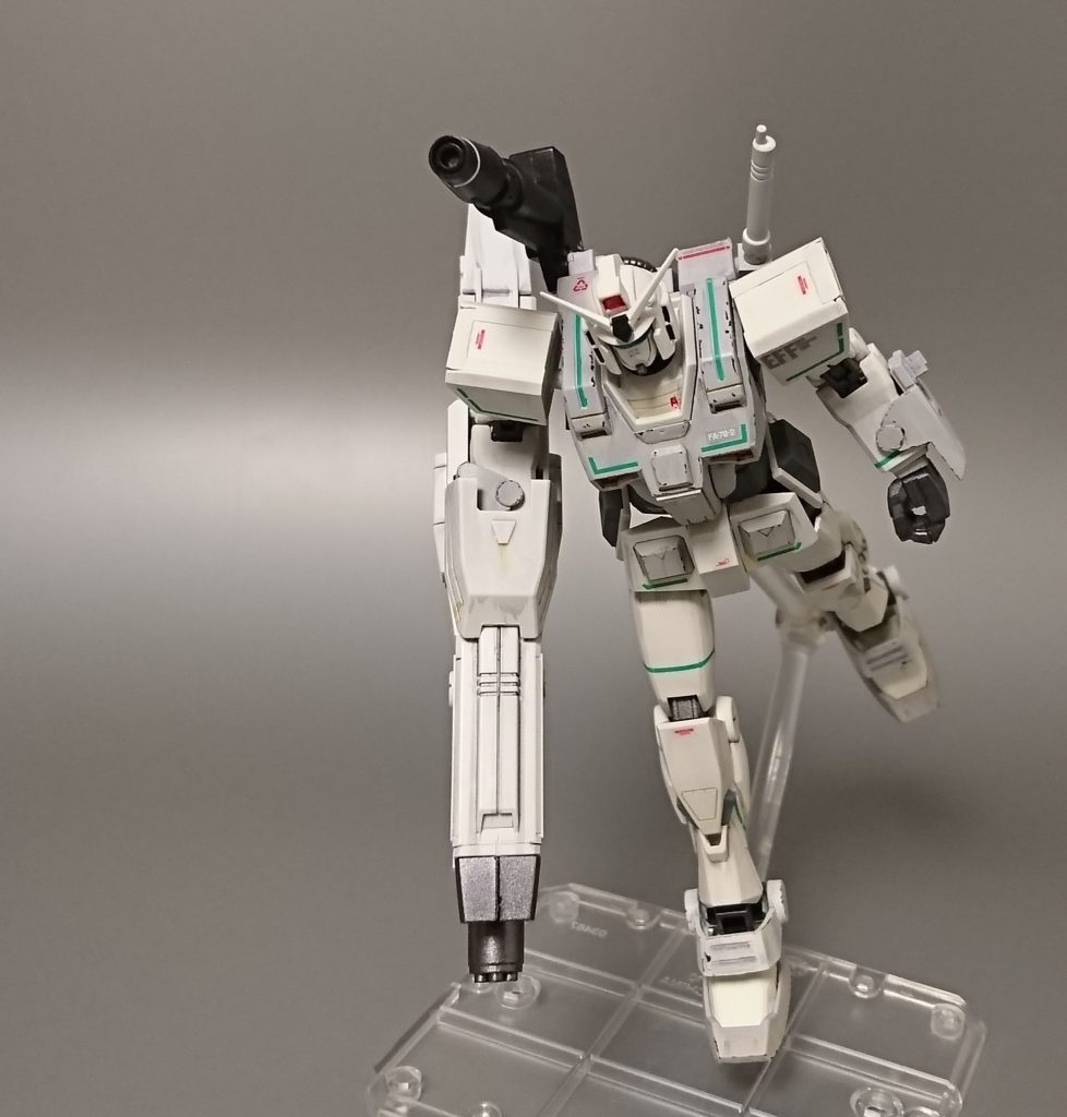 ヘビーランチャーを装備する時はロングレンジライフルは邪魔なので取り付けていません。
宇宙装備と陸戦装備で分けるイメージです