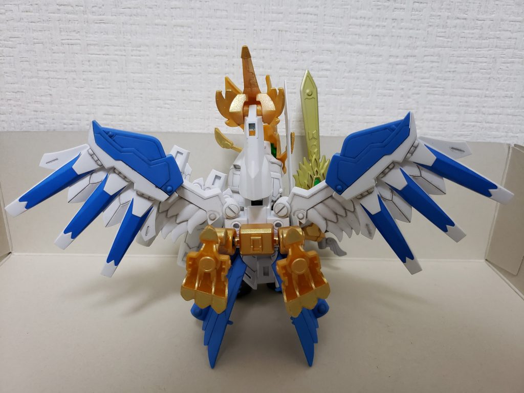 爆凰扇と孔明が合体し天翔竜 孔明vガンダムに。
羽がとにかくでかくボリューミーなキットで、普段ならパーツ分けしない所をしていたのは作業工程が減って良かった。(肩や腰)