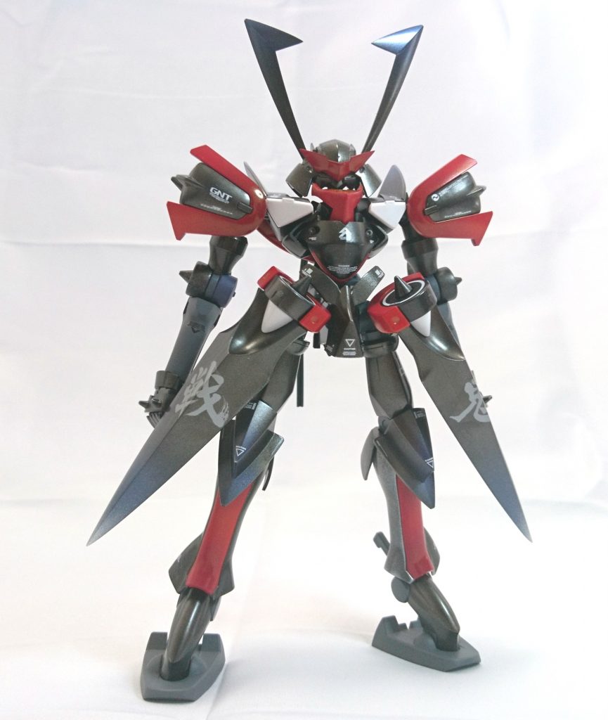 【フロントビュー】
肩、脚の赤装甲にもグラデーション。