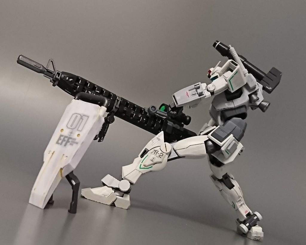 ロングレンジライフルに合わせて陸戦用シールドも用意しました。

股関節を大きく引き出せるようにしました。
ヘビーガンダムは可動範囲が広く優秀なキットなので、よく動きます。