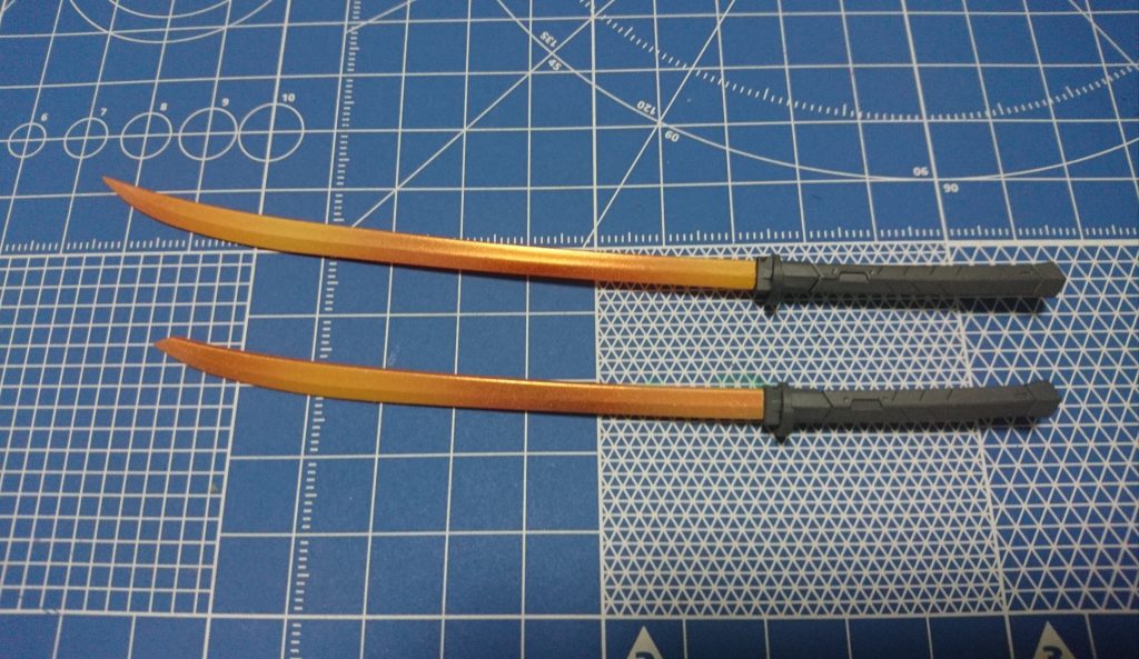 [ビームサーベル]
ビームエフェクトのグラデーションは、根本と刃先から少し手前の刀身が湾曲している部分を狙ってイエローを吹き付けグラデーション。