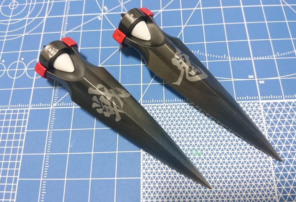 [腰アーマー]
先端をヤスリがけしシャープ化。
先端にダークブルーを吹いた後、メタリックブラックを上から吹きダークブルー部分を残すように塗装。最後に先端にシャインシルバーを吹き付けました。