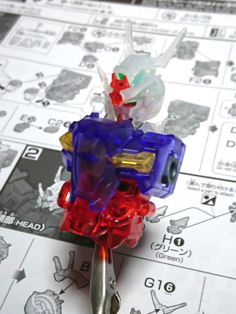 頭部、胴の制作中。頭部内部のクリアグリーンのパーツのおかげで塗装しなくてもいい感じです。