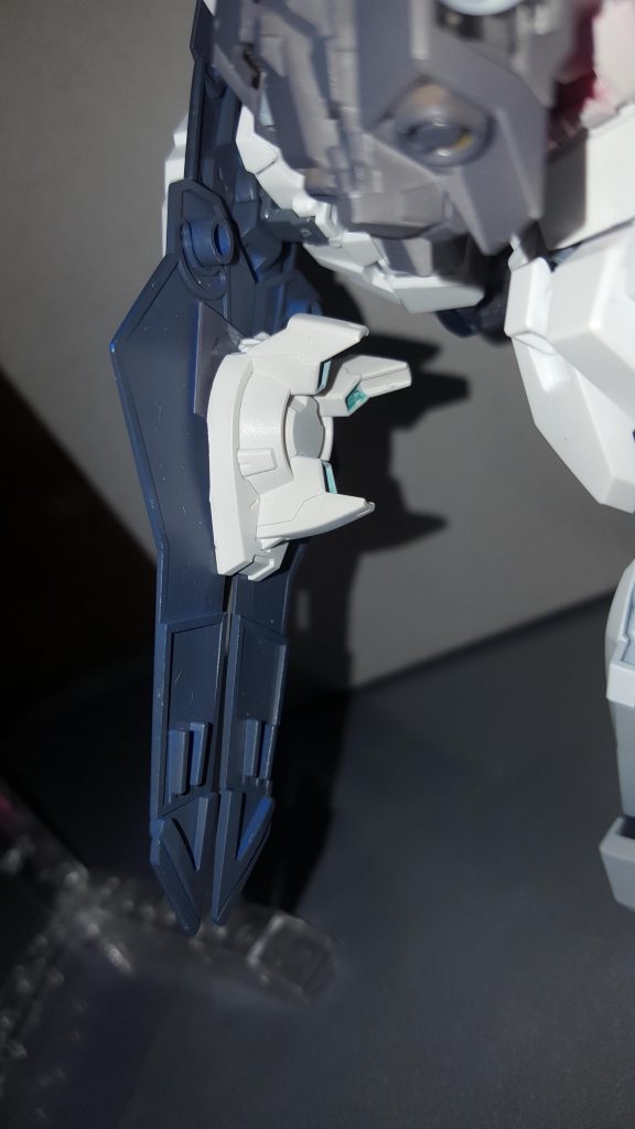 シールドは様々な機体の部品を組み合わせたオリジナルシールドです。内側に太陽炉があり、そこから機体にGN粒子を補充してます。バックパックも太陽炉搭載の機体として普通のバーニアから粒子噴出口へ改造してあります。