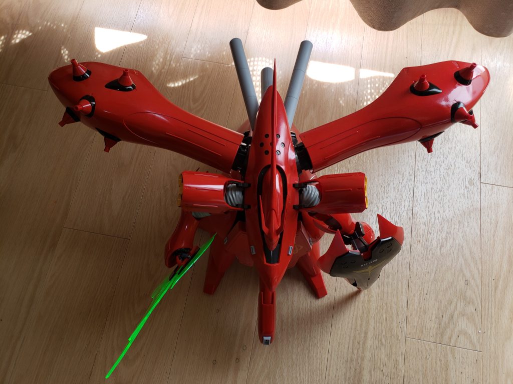 上から。
とにかく縦横にデカイ。
飾る場所どうしよう…