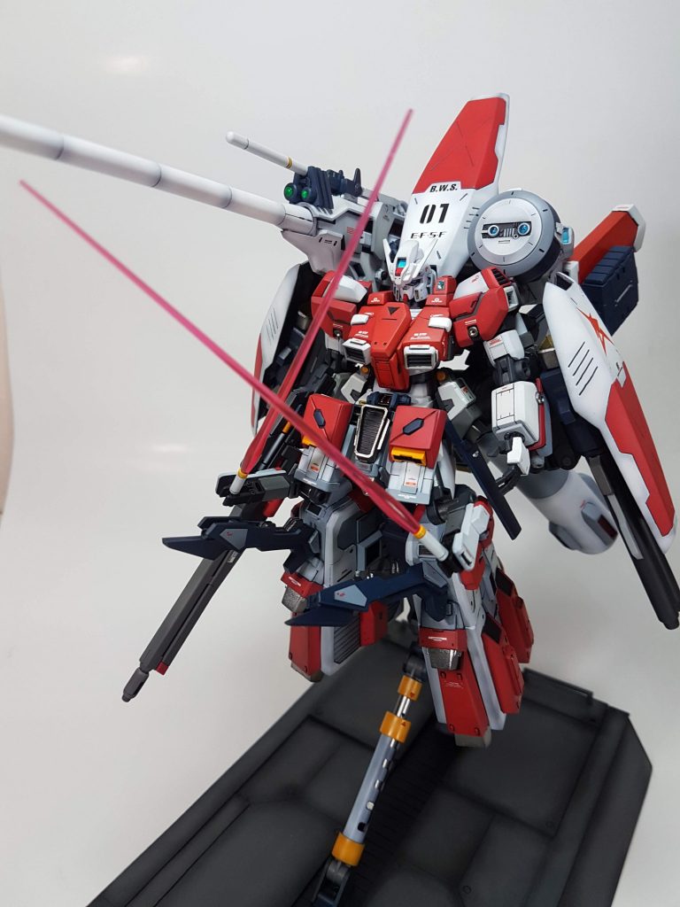 フロントアーマーのサブアームは展開してニークラッシャーの先端にあるビームサーベルを持たせます