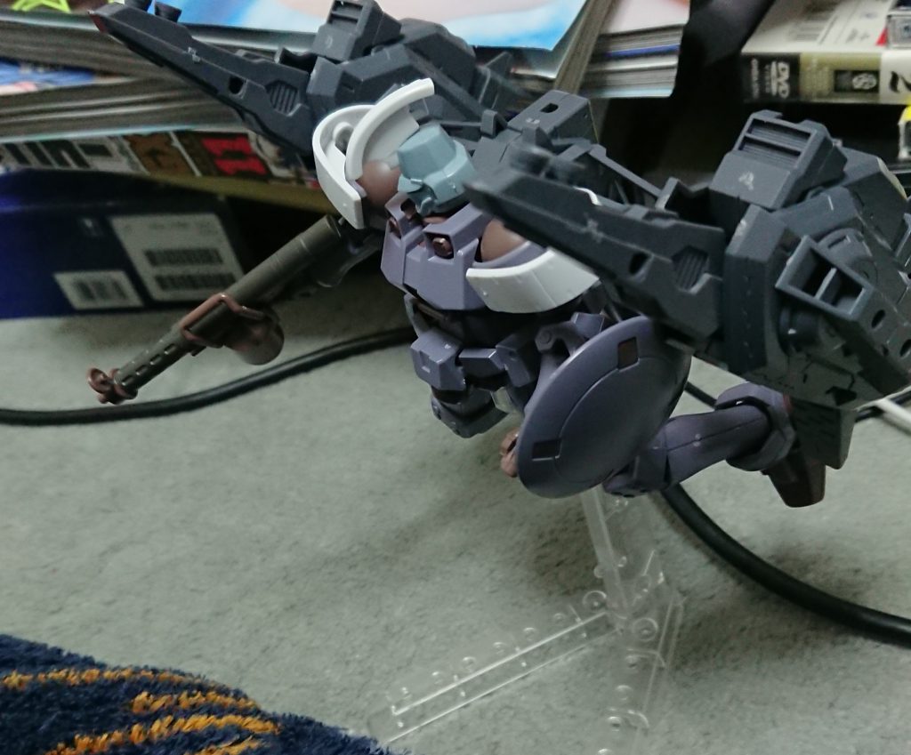 塗装前
白いパーツは旧キットのトールギスIIIから流用。鶏冠部分はカットして頭の溝に嵌められるようにしています。