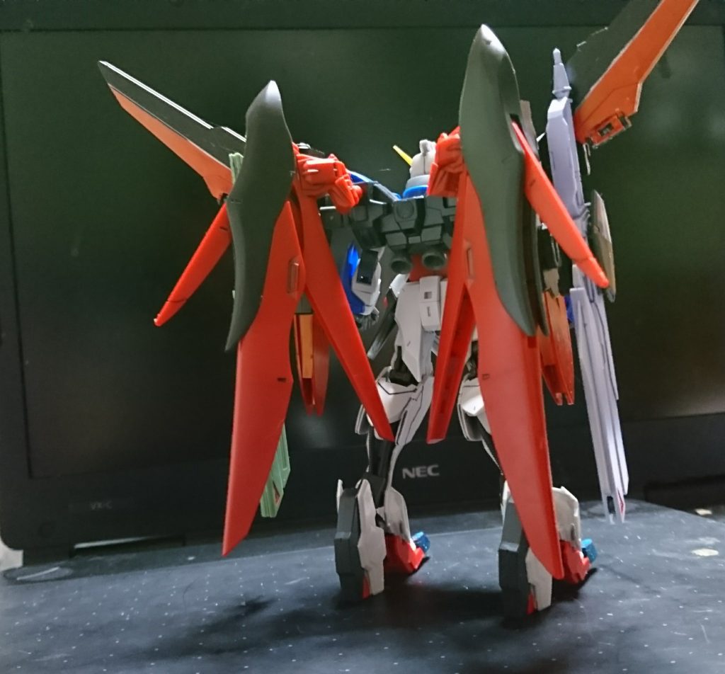 通常状態。

武装自体は特に変更はないがバックパックを改良したことにより機動力の向上。

エネルギー消費も本来の機体より抑えられ稼働時間が上がっている。