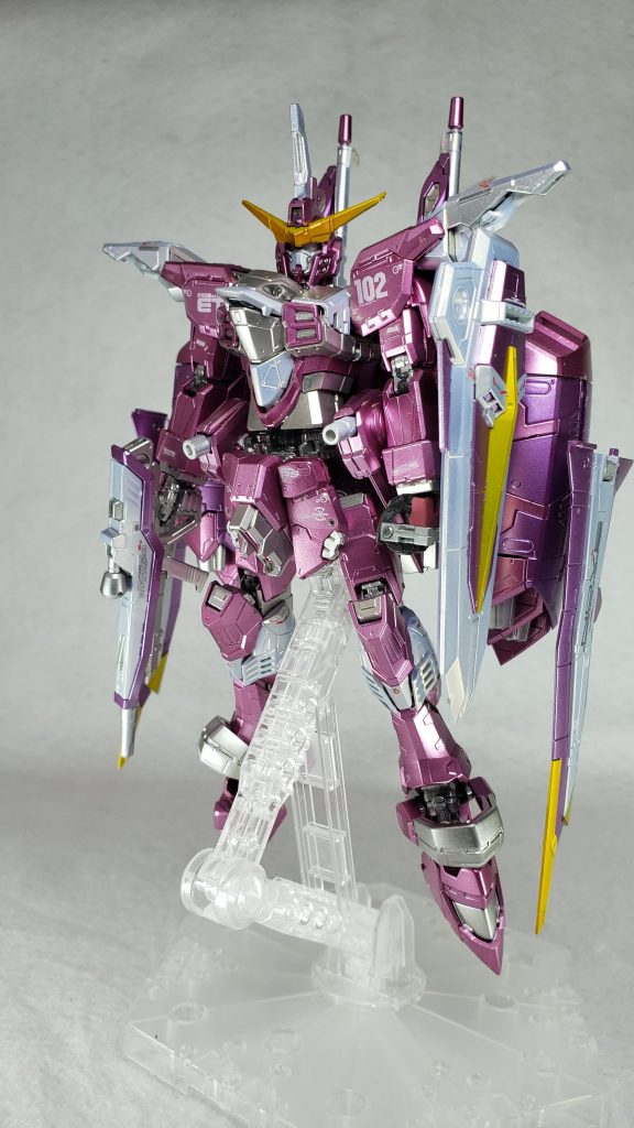 白背景1
パトリック・ザラの指示のもと、国力・物量に劣るザフトが奪取したG兵器のデータを注ぎ込み、統合3局によって開発された試作型MS[13]。ザフトにおけるイージスの後継機として作られた機体であり[14]、兄弟機であるZGMF-X10Aと共にC.E.71年4月1日にロールアウト。「ナチュラルに正義の鉄槌を下し、コーディネイターの真の自由を勝ち取る」旗印となるべく、本機ZGMF-X09Aは「ジャスティス」、ZGMF-X10Aは「フリーダム」と命名された[