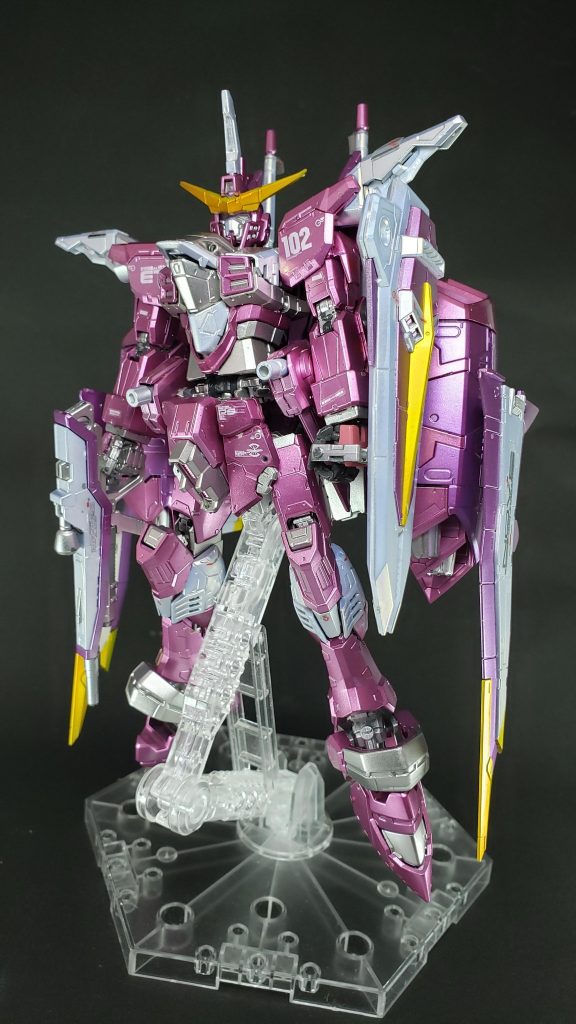 黒背景1
頭部従来ザフト機に採用されていたモノアイタイプからツインアイタイプとなっている[6]。イージスのデータが取り入れられた形状を有する