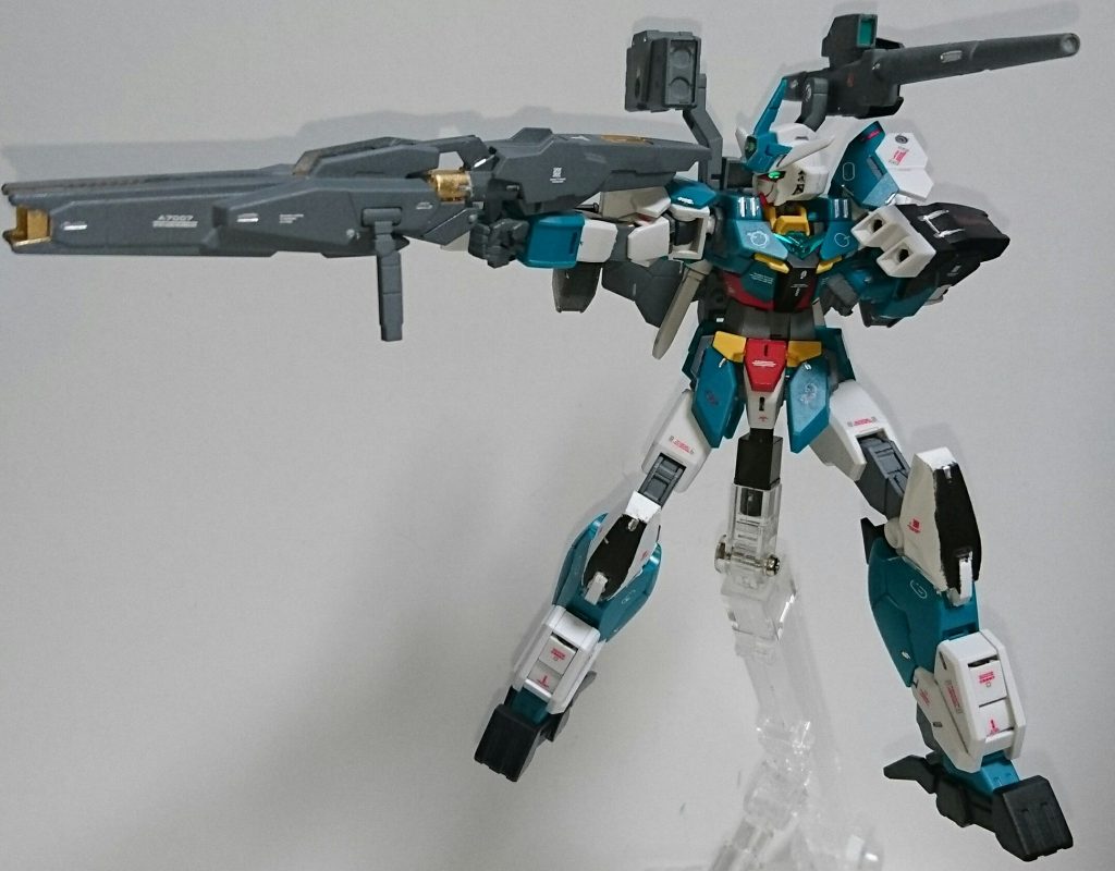 最後に配色ですが
白部分はクレオスのつや消しホワイト
黒部分はクレオスのメタルブラック
グレー部分はクレオスのMSグレージオン系
金部分はクレオスのゴールド
全体につや消し、メタリック部分につや出しのトップコートを吹いています。
仕上げにガンダムマーカーのグレー、ブラック、シャインシルバーで墨入れを行っています。
感想やアドバイスなどいただければ幸いです。
最後まで閲覧ありがとうございました。