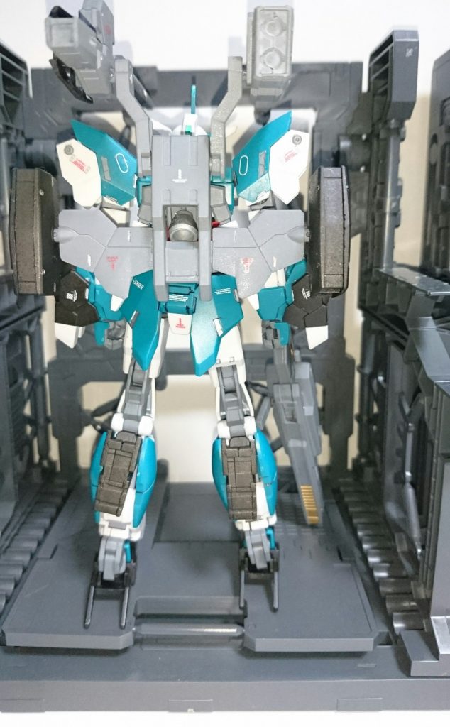 グレーで塗り分けしつつ、バックパックが単色気味だったので黒を追加。
フロントスカートもグレーを追加しています。