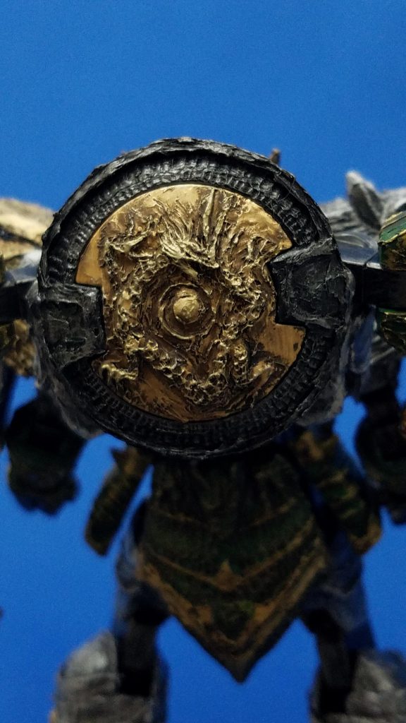 盾は銅鏡なんかをイメージ、龍のレリーフを施しました