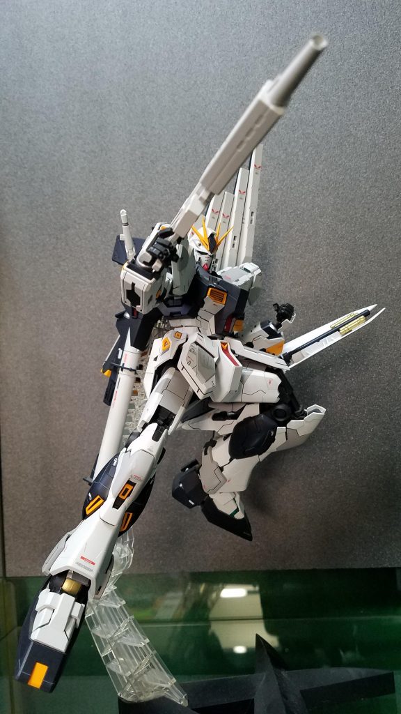 素組塗装だけでも十分インパクトのある機体です(^.^)
かなり前の物なので製作行程の写真がありません、
ごめんなさいm(_ _)m