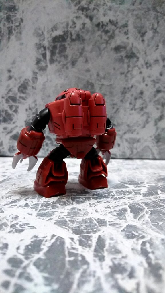 すでに一部は塗装されているので
付属のシールと
部分塗装・墨入れ・トップコートで仕上げました
シールは中央 コックピット部の白のみ
塗装するにあたって、ネットで調べた所
マイクロウォーズ本体は
ABS素材で形成されているので
水性塗料を使用して下さい!と注意があったので
部分塗装は
水性ホビー ブラックを使用して頭部のミサイル部を塗装
モノアイ横 両サイドの黒いシールを使う部分と墨入れは
ガンダムマーカー リアルタッチマーカー グレー3を使用しました
このスタイルのSD ズゴック
発売してくれないですかね(>_<)