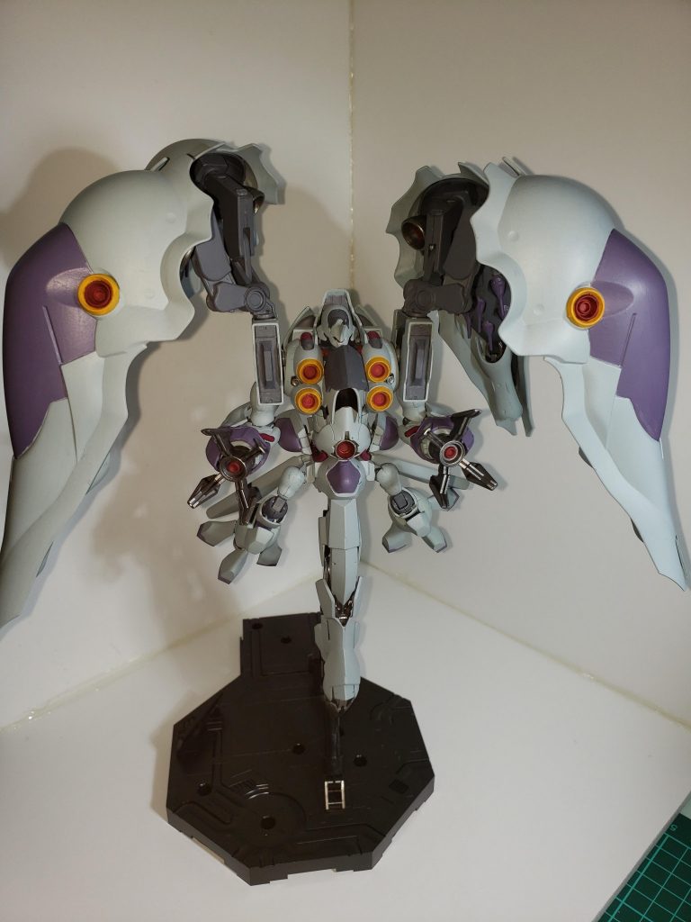 頭部はGルシファー、腕はクシャトリヤ(手はグレイズアインの足)、背中と胴体はSDノイエジールとHGノイエジール、グシオン、足(？)はグレイズアインとジュリアといった感じです