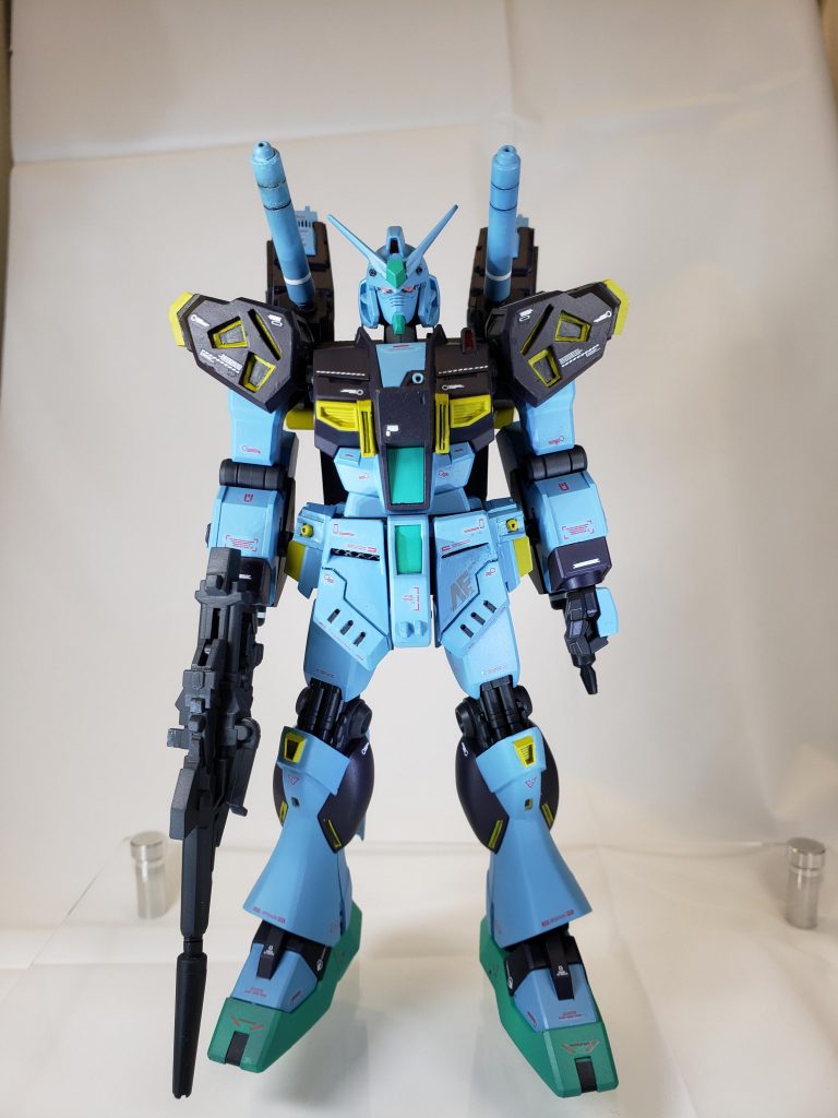 足は膝以外はほとんどいじっていません。
頭、肩、胸、フロントアーマーはスクラッチ。両腕のスプレーガン、サイドアーマーはフルスクラッチです。
ビームカノンもハイパービームサーベルに一応できます。