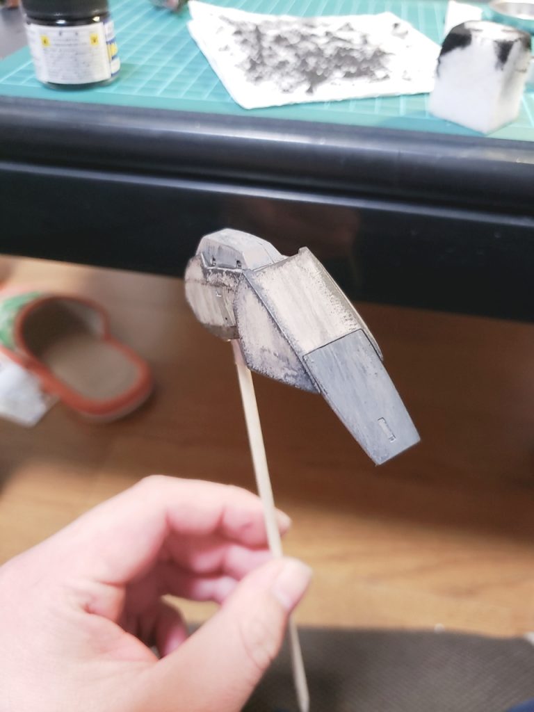 チッピングです。剥がれた感じ出すために多少強めにチッピングしました♪