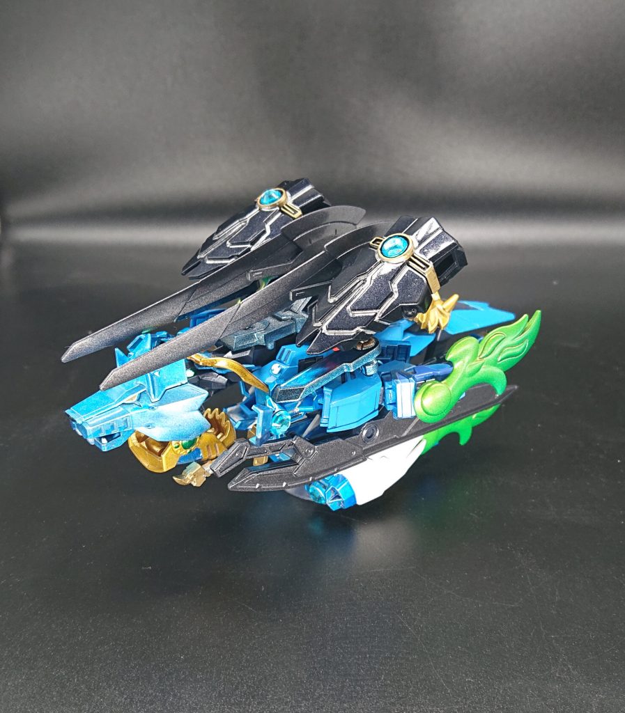 【神甲機(バルダ)亜守理威 前】
子供のころに流行ったアニメ「天空戦記シュラト」の神甲冑の移動形態である神甲機をモチーフにしています。
当時流行っていた聖闘士星矢やサムライトルーパーとミニ四駆が混ざった感じで大好きでした\(^^)/
ナルトみたいな緑色の炎部分(劉備ガンダムのアレ)がお気に入りポイントです。