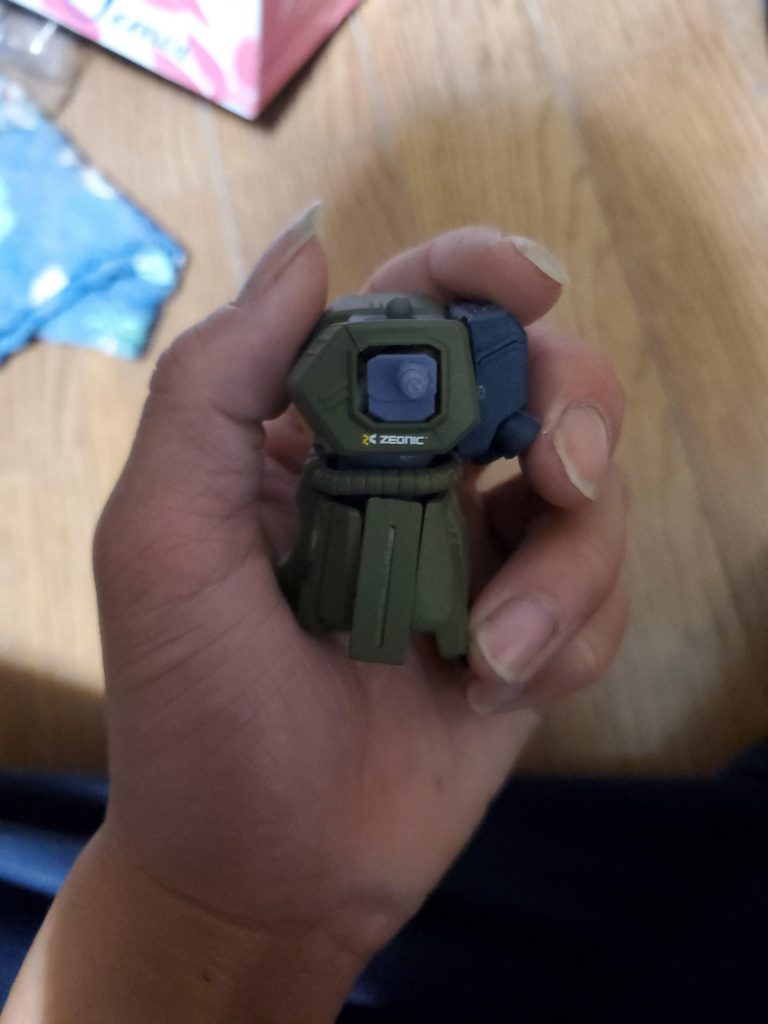 左の脇腹にZEONICのデカールを貼り付けております。