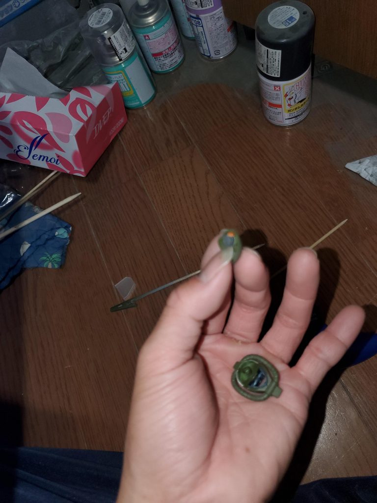 モノアイをHアイズ2.5mmとジョイントパーツを使って可動できるように改造しました。動かすのにヘルメットを脱着しなければならないため、接続部は外しやすいようにダボを斜めにカットしております。スミ入れシャーペンでスミ入れと、艶消しトップコートを施工しております。シールドにジオンマークのデカールを貼り付けております。腰部のスカート部にザクⅡF-2型のあまりのマーキングデカールを貼り付けております。