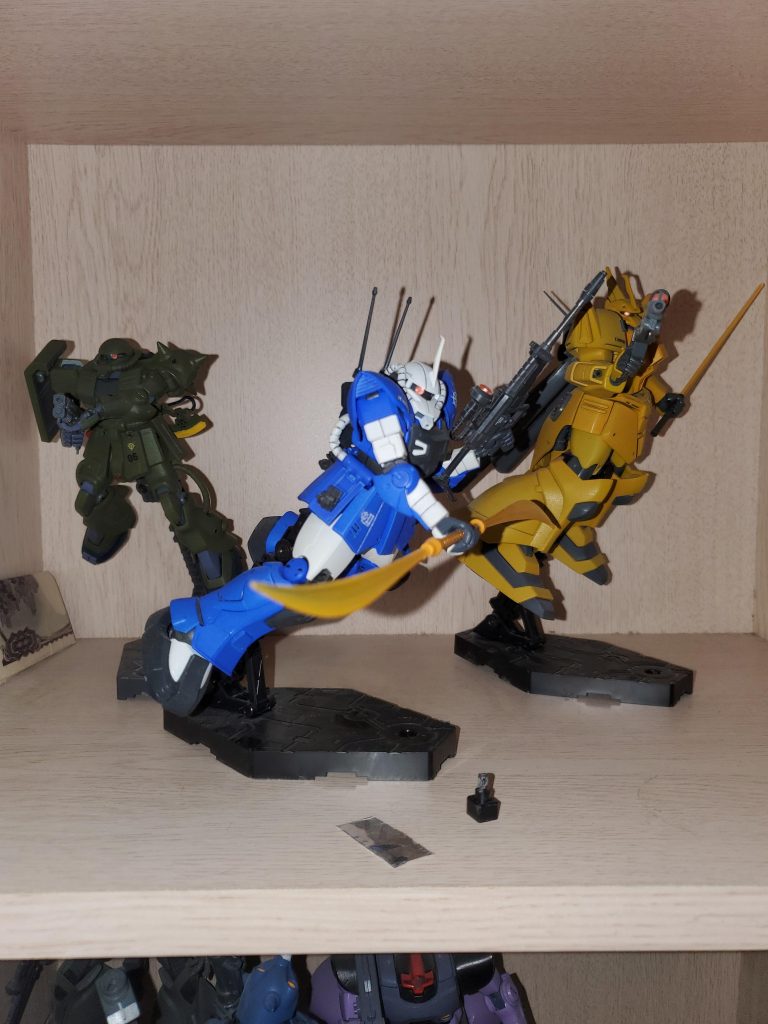 アクトザク、ゲルググイェーガーと共にスリーショット!追記※左の膝関節の裏側のカバー?みたいなやつを制作中に切損させてしまいました。部品発注をかけて、修理します。MMP-80 90mmマシンガンはまだ製作しておりません。修理と同時に製作します。