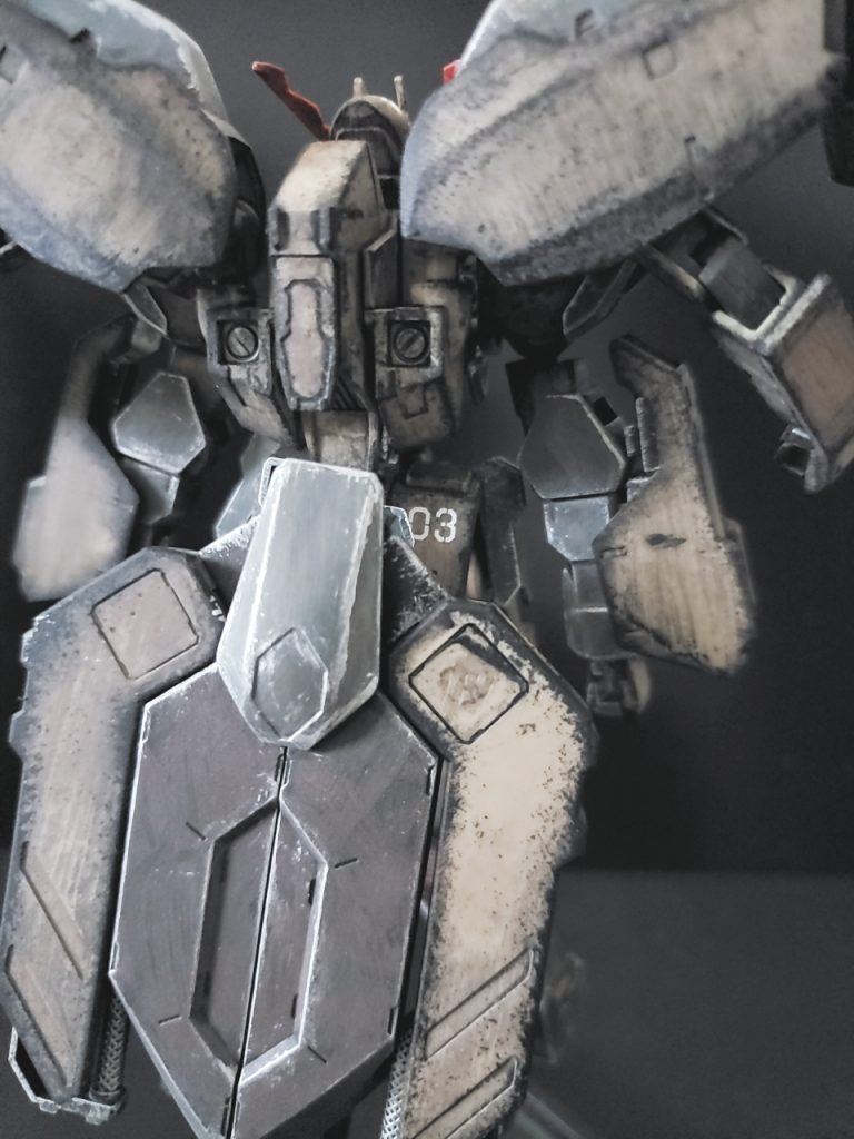 3作目なので03のデカールを!
機体の質感が良すぎたので隠して貼りました♪