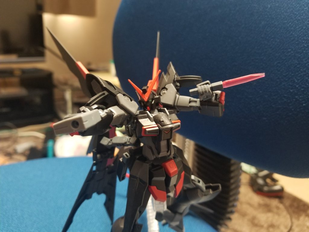 近距離はシールドとライフルを捨て取り回しの良い実弾のハンドガンやビーム型のナイフで戦う