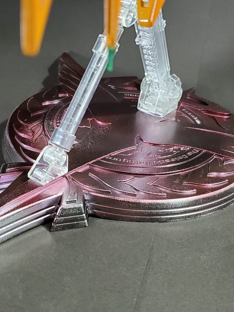 台座。ソレスタルビーイング仕様の台座をカーボンっぽく塗ろうと思ったのですが難しかったです。バーニアと同じ感じで塗っています。