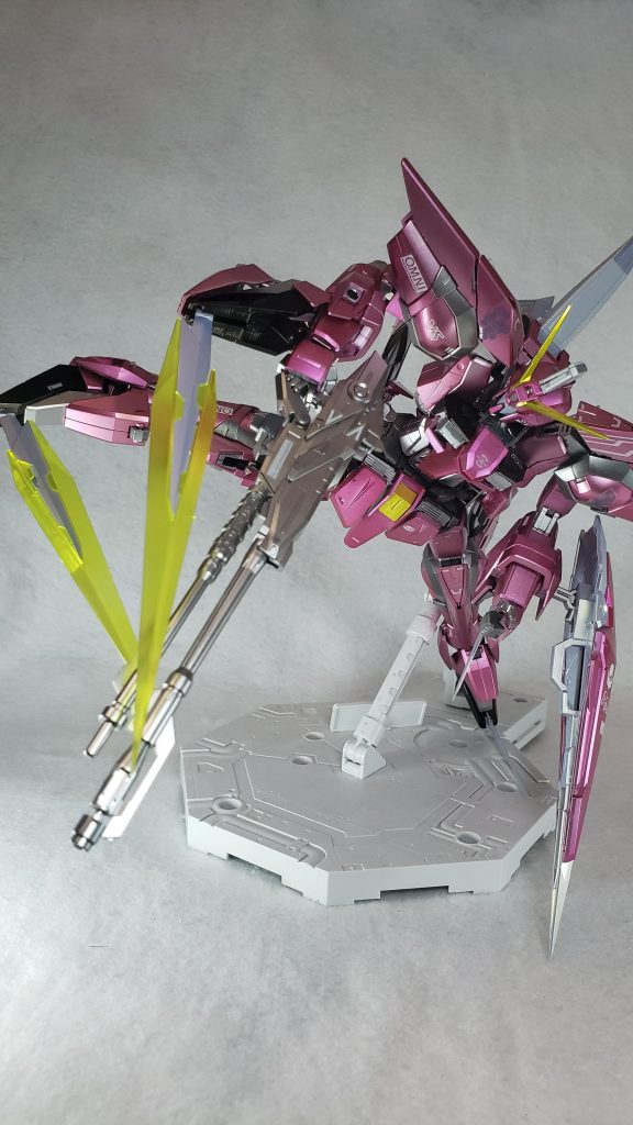 ポーズ3

ビームサーベル
両腕・両脚のクローを発振源とするビームサーベル。手持ち式ではなく内蔵式であり、MA形態での使用も考慮している[12]。他の初期GAT-Xシリーズ搭載モデルよりも出力が高い[6]。アニメーション『機動戦士ガンダムSEED』第30話（リマスター版第28話）作中においては手足のサーベルを併用した攻撃を行った。