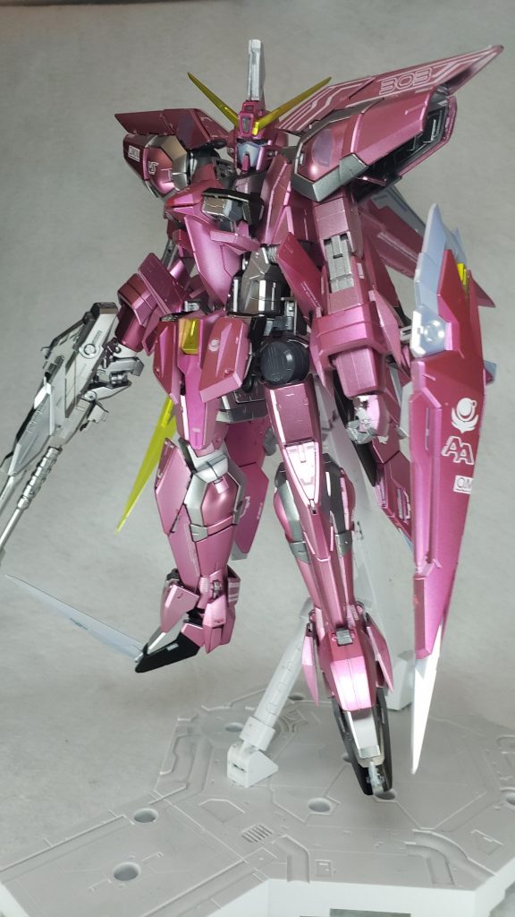 対ビームシールド
対ビームコーティングされたシールド[12]。他の初期GAT-Xに採用されたシールドと性能差はない[8]が、MA形態時に邪魔にならないよう小型化されている[6]。非使用時及びMA形態時には左腰のバインダーにマウントされる。アニメ『機動戦士ガンダムSEED』第30話(リマスター版28話)ではスカイグラスパー2号機（トール・ケーニヒ機）へ投擲し撃墜したこともある。