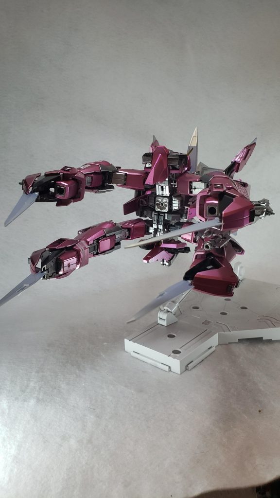 580mm複列位相エネルギー砲「スキュラ」

MA形態でのみ使用可能な大口径エネルギービーム砲[6][13][注 2]。戦艦を一撃で沈めるほどの威力を持ち、イージスではMA形態においてクローで敵を捕縛し、この火器で葬り去る戦法を得意とする[12]。ランチャーストライクガンダムのビーム砲「アグニ」同様赤いビームで描かれ、高出力が強調されている。名前はギリシャ神話の怪物「スキュラ」に由来する。