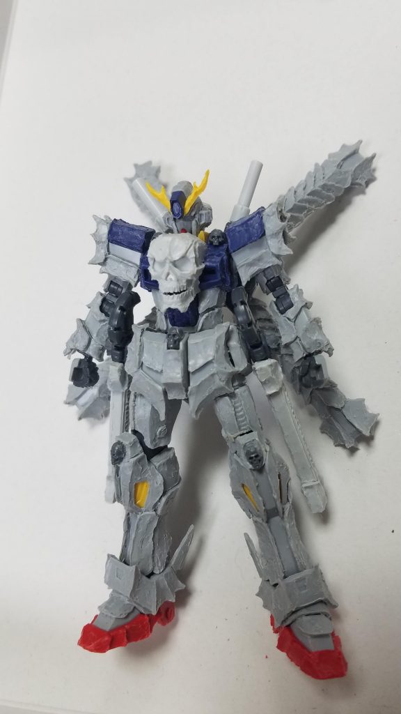 全体に加工をしている様子
ヒートペンでランナーを溶かして盛り付けているので、成型色そのままです。