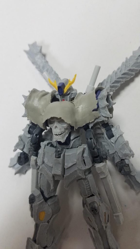 マントの制作途中
エポパテ製ですが、一発で作らず継ぎ足して作っています。