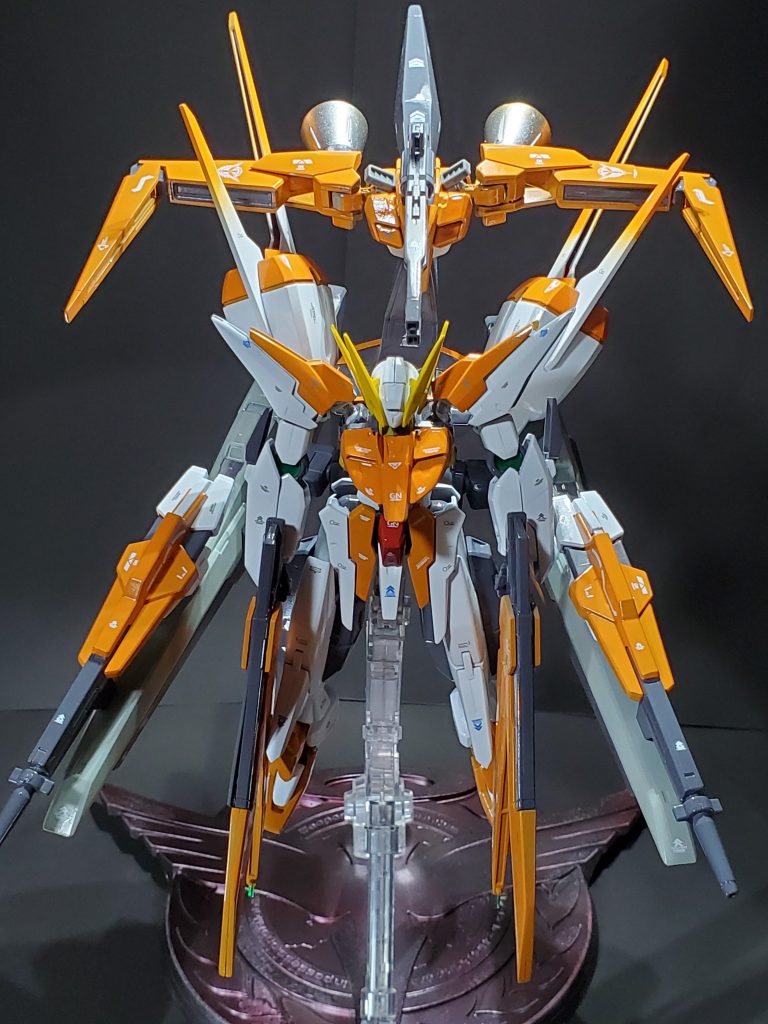 正面から。アリオス以外に1/100エールストライカー、AGE2などのパーツ入ってます。