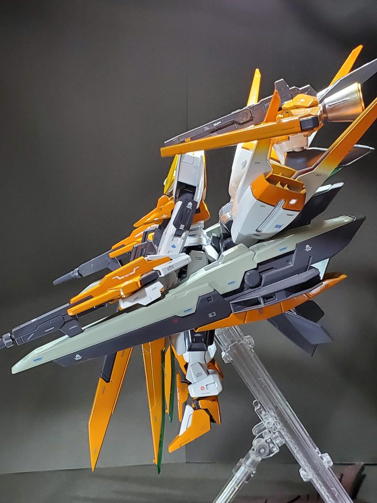 真横から。デカールはダブルオーライザー用などを。